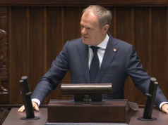 "Do każdego polityka, który nie jest zdrajcą". Emocje podczas wystąpienia Tuska