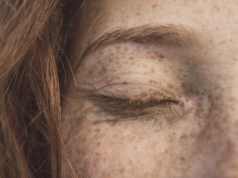 Rudowłosi mogą mieć większe trudności z gojeniem się ran i zadrapań. Naukowcy odkryli dlaczego