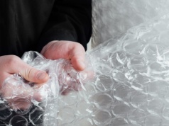 Czy owijanie roślin folią bąbelkową ma sens? Wyjaśniamy, co się stanie