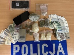 Kryminalni z niespodziewaną wizytą na osiedlu Dajtki. Znaleźli ponad 220 gram "towaru"