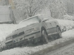 Sypnęło śniegiem. Pierwsze kolizje. Bugaj