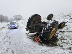 Ciągnik wpadł w poślizg i wywrócił się