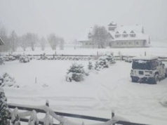 W nocy spadło ponad 25 centymetrów śniegu. Polacy pokazują nagrania