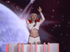 Polska piosenkarka tańczy na tle ołtarza. Archidiecezja warszawska: „bluźniercze”