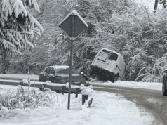 Kolejny pojazd w rowie. Kolizja dwóch pojazdów. Lesnica.