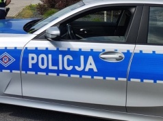 24-letek z gminy Pajęczno był pijany, omal nie wjechał autem w inny pojazd, policjantom zaproponował łapówkę