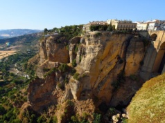 Nazywane jest miastem w chmurach. Można tam dojechać pociągiem