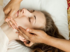 Wkurza cię "lwia zmarszczka" albo głęboka bruzda biegnąca od nosa? Masaż Kobido wygładza i napina