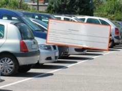 Znalazł taką kartkę za wycieraczką. Od razu zgłosił sprawę policji