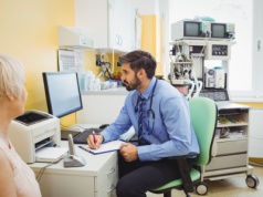 Polacy coraz częściej na zwolnieniach lekarskich. Dominuje jedna grupa pracowników