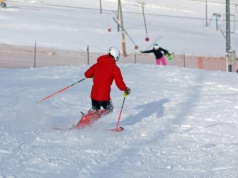 Nie musisz czekać na początek zimy. Tutaj już dziś pojeździsz na nartach