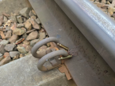 Niepokojące znalezisko na torach 21 listopada 2025. Dwa pociski przy remontowanej linii