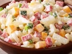 Przy tej sałatce nie mają szans gyros ani jarzynowa. Na każdej imprezie jest hitem