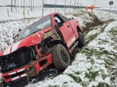 Ford wypadł z drogi, staranował przystanek i zatrzymał się w rowie. Kierowca poszedł do domu