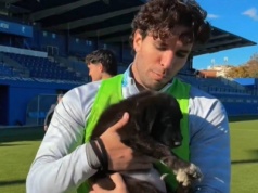 Wyjątkowe obrazki na hiszpańskim stadionie. Piłkarz wsparł szczytną akcję