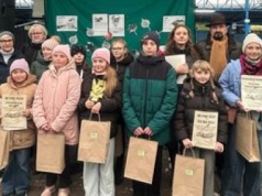 Poezja na targowisku – gdy wiersze brzmią między straganami z kapustą i marchewką