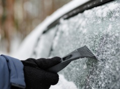 Znasz sztuczkę ze skrobaczką? Dzięki niej szybko pozbędziesz się lodu