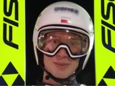 Tylko spójrz, co na kasku miał polski skoczek. Ramię w ramię ze Świątek