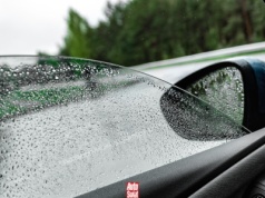 Mało znana sztuczka. Tak zamkniesz okno bez włączania silnika