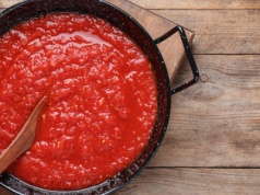Tego nigdy nie dodawaj do sosu pomidorowego! To powszechny błąd, który całkiem psuje smak