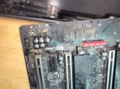 Sprzęt nadawał się na śmietnik. Naprawił spaloną płytę główną