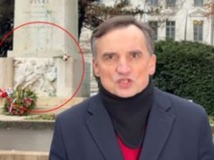 Ziobro reaguje na zajęcie majątku. W tle węgierski pomnik