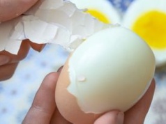 Tak w mig obierzesz jajka. Skorupka schodzi niemal cała