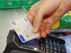 Co zrobić ze zniszczoną kartą płatniczą? Nie popełniaj tego błędu