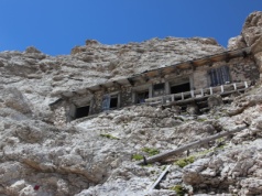 Do tego domu w Europie dotrą tylko nieliczni. Za drzwiami znajduje się przepaść