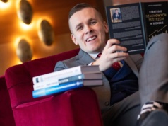 Od taniej herbaty w drogim hotelu do strategii biznesowej: Michał Kanarkiewicz o zmianie myślenia i esencjalizmie