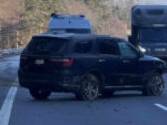 Zderzenie na S3 koło Zielonej Góry. Osobówka rozbiła się o barierki