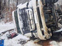 Śnieg i śliskie drogi na Podkarpaciu. Główne trasy są przejezdne, ale wypadków nie brakuje