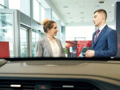 Co trzeci Polak woli wynająć auto niż je kupić. Ale wyda tylko 1000 zł