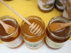 Jak rozpoznać sztuczny miód? Wystarczy zrobić ten test. Szybko wyłapie "podróbki"