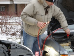Odpalanie samochodu z kabli. Ten poradnik uratuje ci zimowy poranek