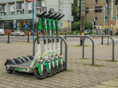 Trzynastolatek wjechał hulajnogą w pieszego. Jest wyrok sądu