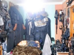 Internauci publikują zdjęcia pokoju 46-latka, który zginął podczas strzelaniny w Sanoku. Pełno zbroi i broni