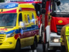 Wypadek na DK12 koło Żar. Karetka zderzyła się z osobówką. Droga zablokowana