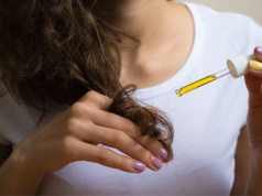 Robisz tak podczas pielęgnacji włosów? To przez to wolno rosną i wypadają