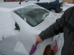 Wymiana szyby w aucie zimą? Zobacz, co zrobić, żeby cię to nie zaskoczyło