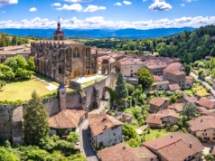 Oto ulubiona wioska Francuzów. "Zagubiona między górami"