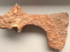 Żelazny topór z X w. odkryty w okolicach Świerczowa  (GALERIA)