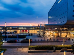 Obserwacje dronów wymusiły wielogodzinne zatrzymanie na lotnisku w Eindhoven