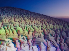 Zimą zamienia się w krainę "śnieżnych potworów". Dominują zbocza góry