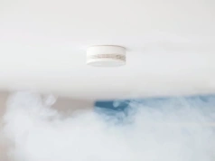 Nie każda ściana nadaje się pod czujnik dymu. Gdzie go zamontować, by uratował życie