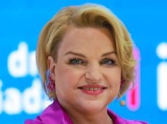 Katarzynę Bosacką wzięło na WSPOMINKI. Tak wyglądała, gdy rozpoczynała pracę na szklanym ekranie (FOTO)