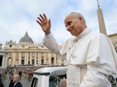 Pierwsza podróż papieża pokaże, jaki wypracuje styl kontaktów z dziennikarzami