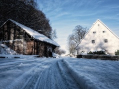 Mieszkają w dużych domach, które ciężko ogrzać. Termomodernizacja nie wchodzi tu w grę