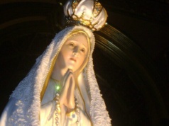 Tłumy katolików pielgrzymują do Fatimy. Na drugim miejscu Polacy