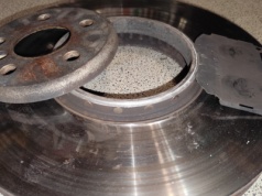 Tarcza hamulcowa rozpadła się na dwie części. Zadziwiająca usterka w nowym aucie premium